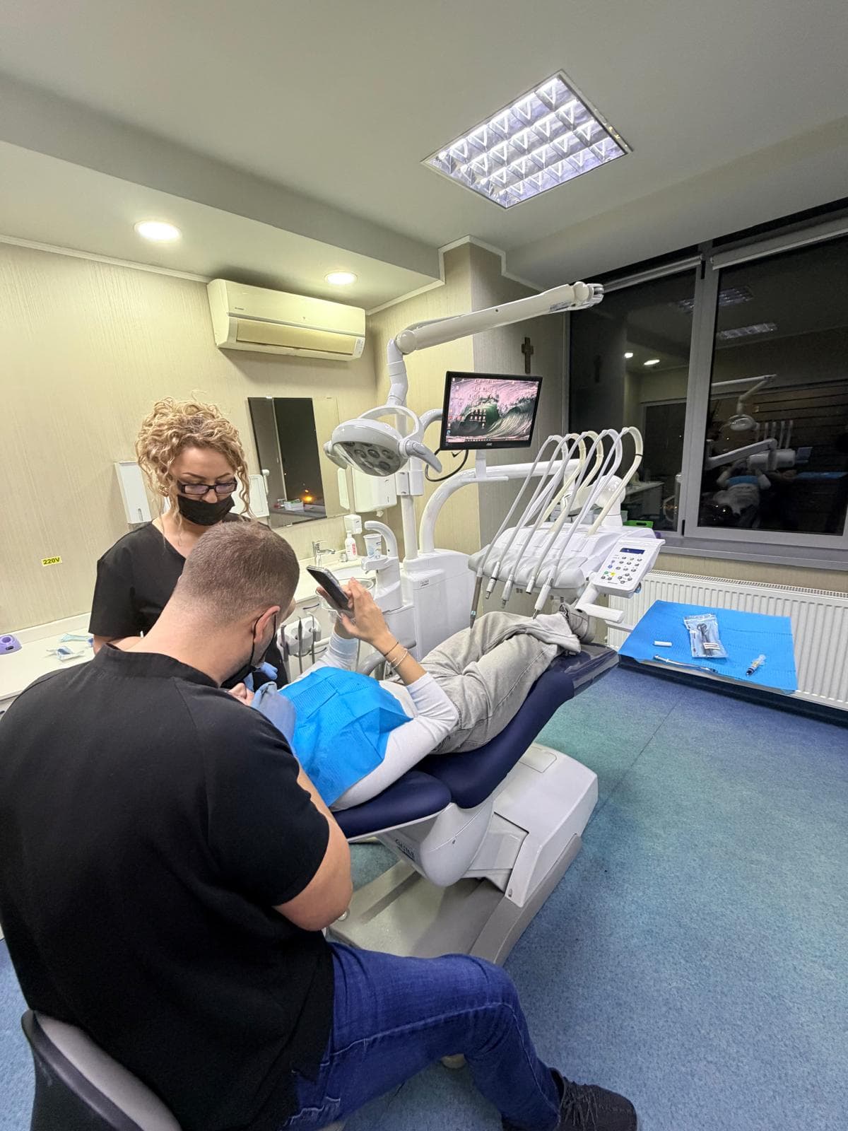 soins dentaires réalisés dans une clinique dentaire en Roumanie