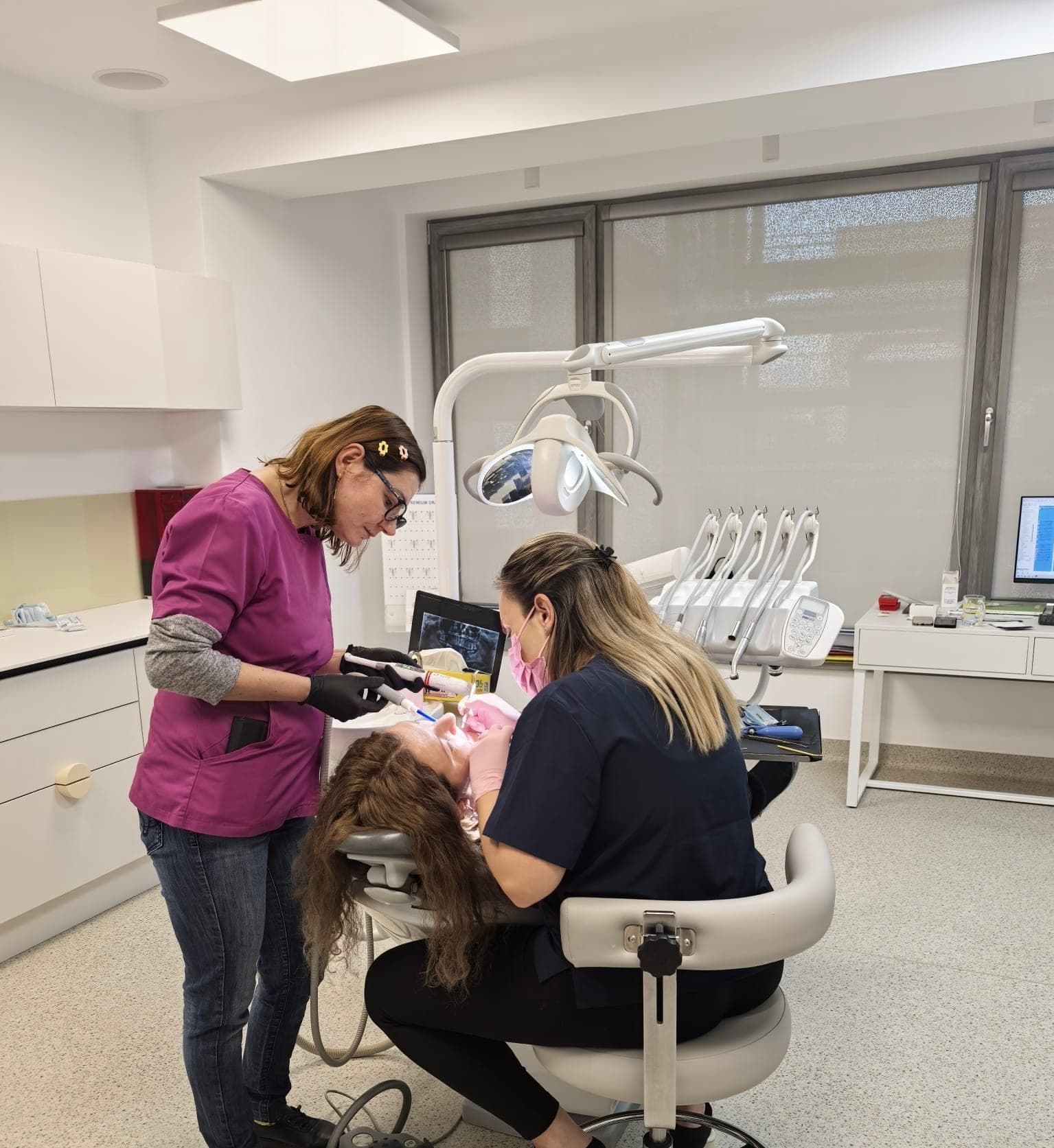 Implant dentaire en Roumanie : prix, étapes et remboursement