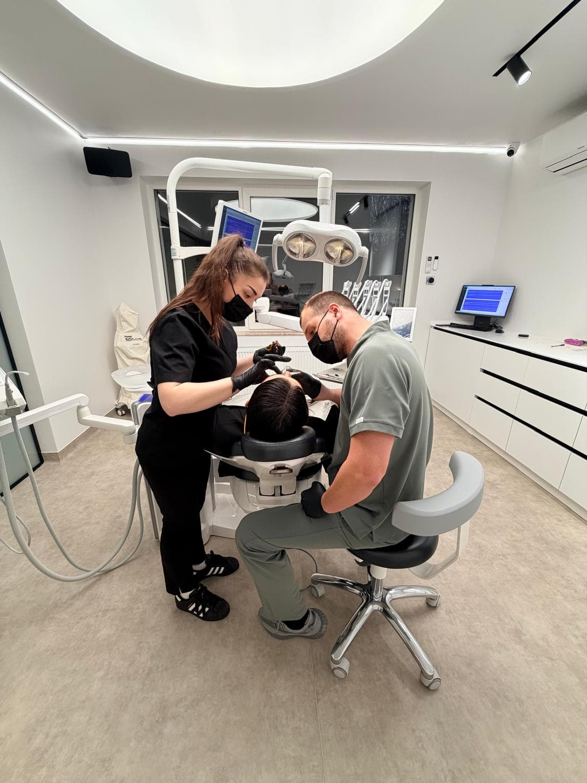 Dents fixes sur implants en Roumanie : All-on-4 et All-on-6