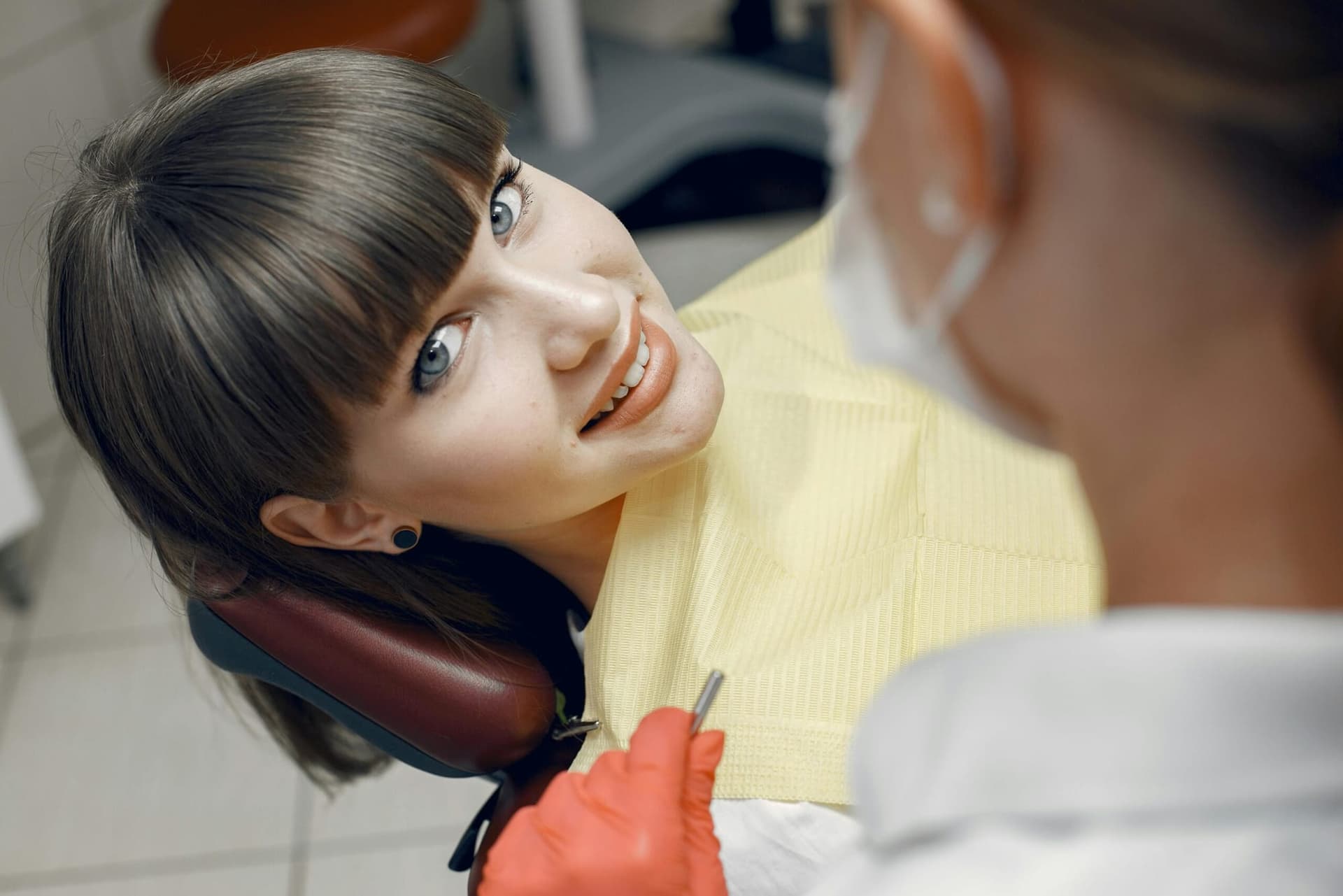 Implant dentaire low-cost à l’étranger : ce que les offres ne disent pas