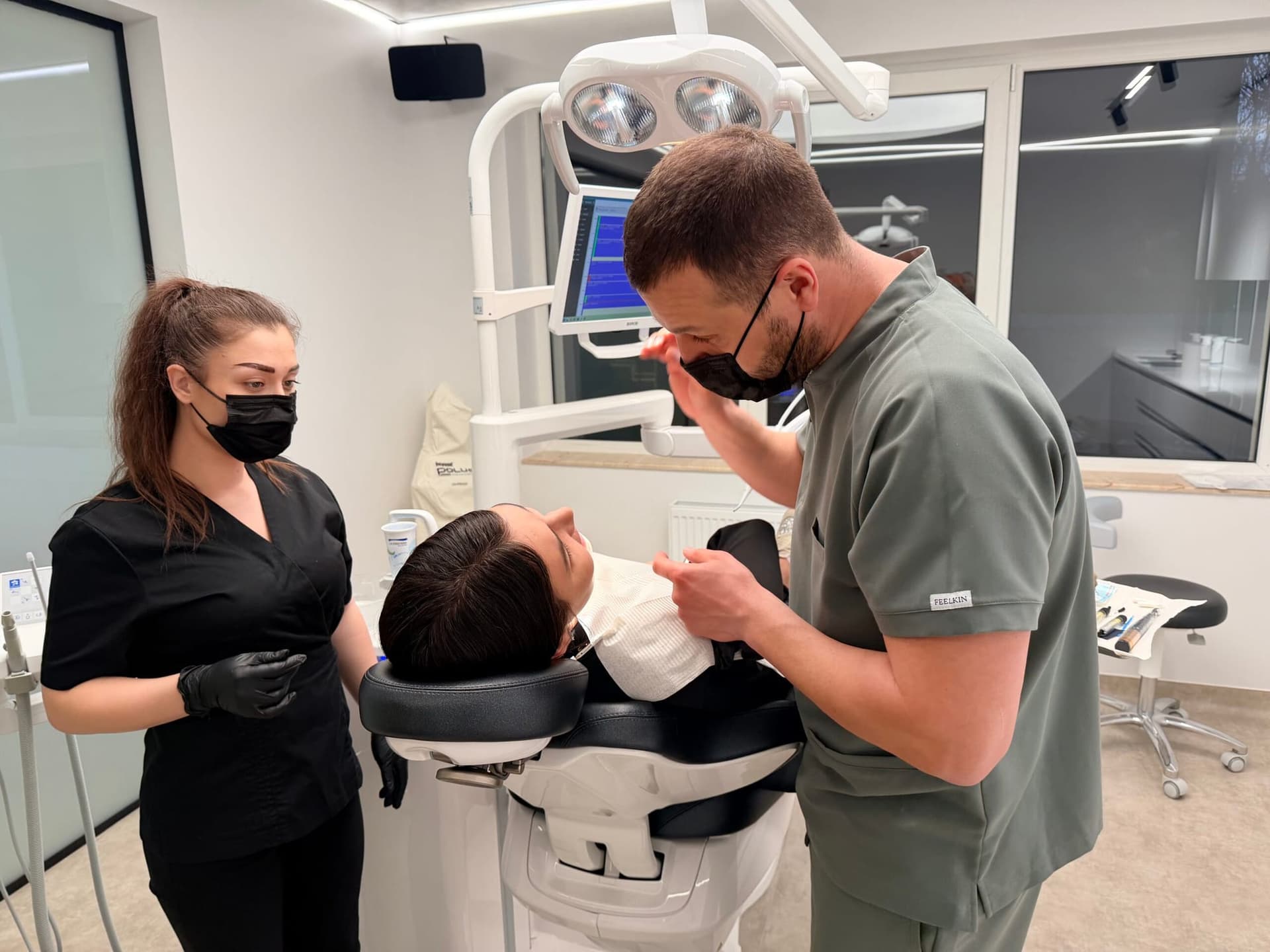 pose implant dentaire en clinique moderne